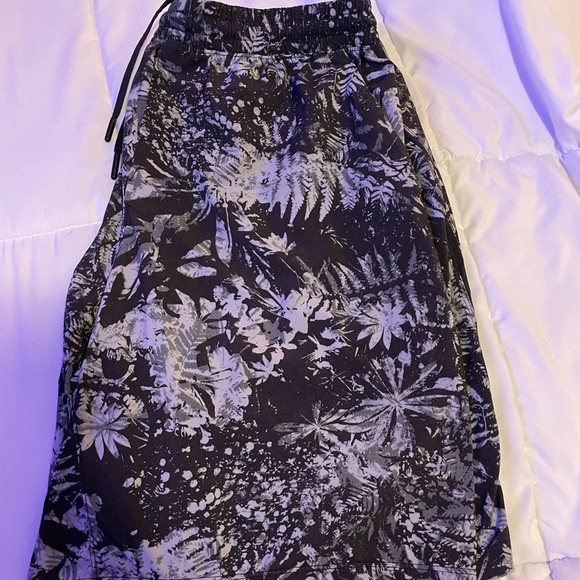 Lululemon tropical shorts size L - Picture 2 of 2